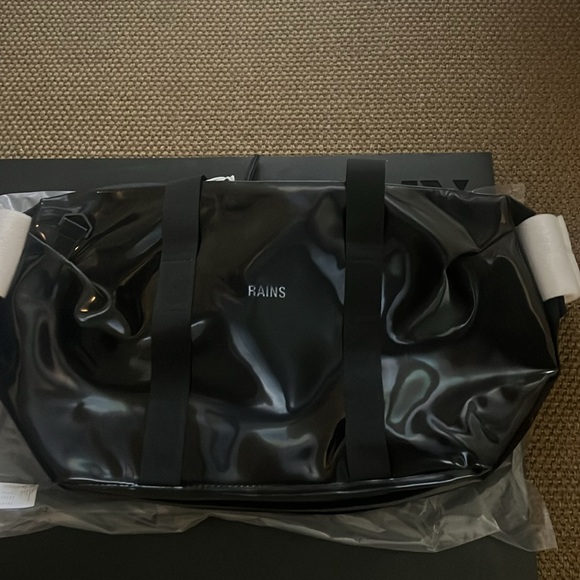 Rains Hilo Weekend Bag Small Black Patent NWT - Picture 8 of 9